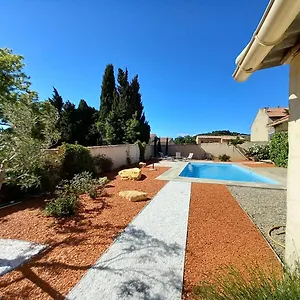 https://le-clos-des-evigneaux.fr-provencehotel.com