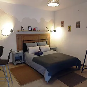 https://comme-un-petit-gite-au-coeur-du-vieux-village.fr-provencehotel.com